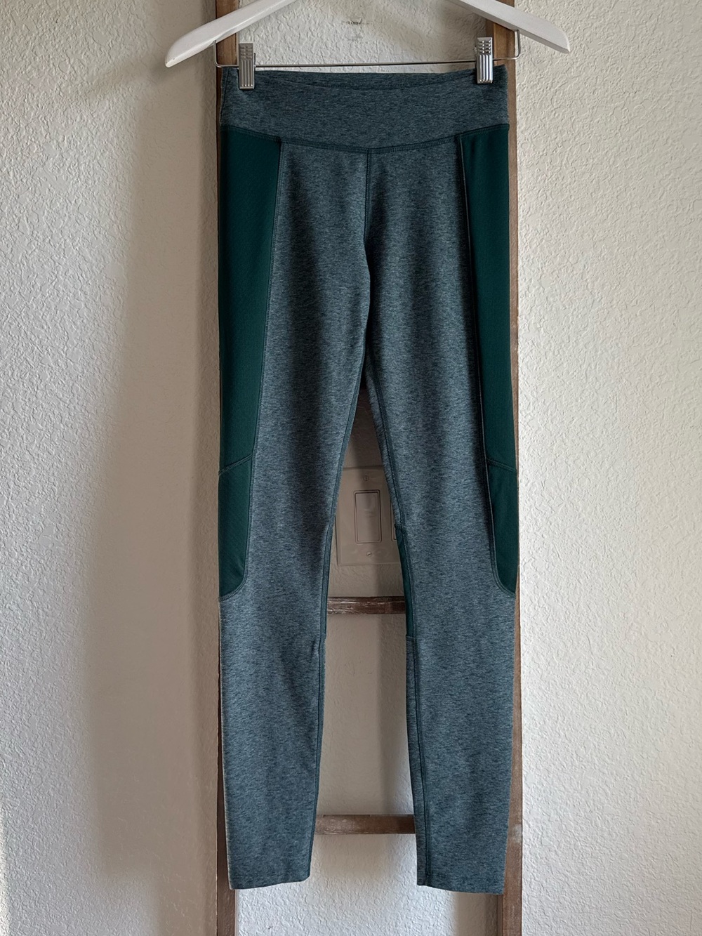 The North Face High-Rise FlashDry
Colorblock Leggings - Green / Teal Sz: XS